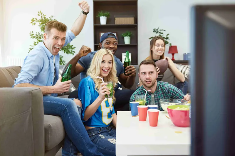 IPTV kostenlos testen – Freunde beim Live-Sport im Wohnzimmer
