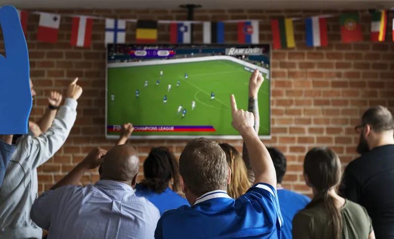 IPTV Box am großen Fernseher – Freunde schauen Live-Sport