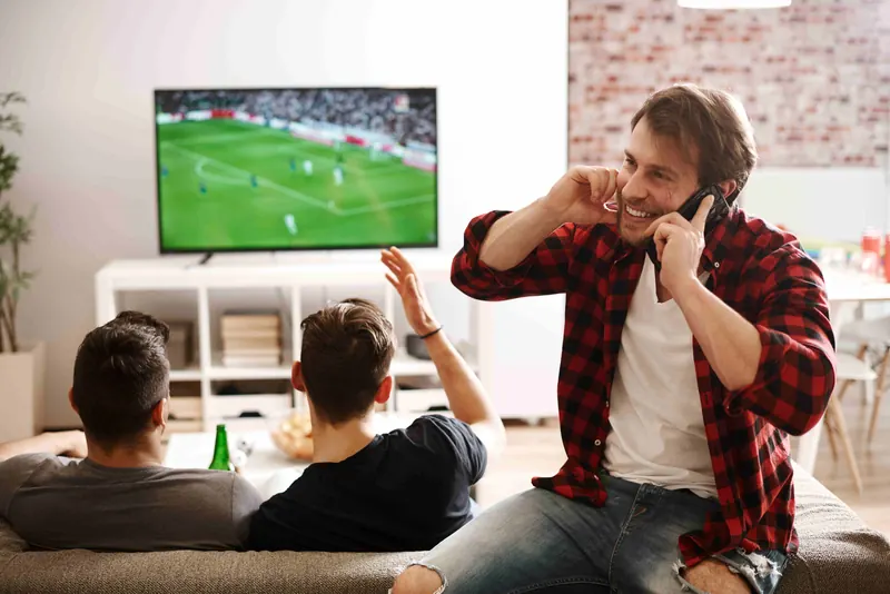 Fußball schauen mit Freunden – Fernseher und Smartphone